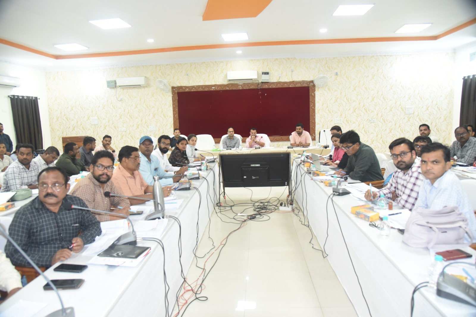 कलेक्टर विलास भोसकर ने ली पीएम आवास योजना ग्रामीण की समीक्षा बैठक