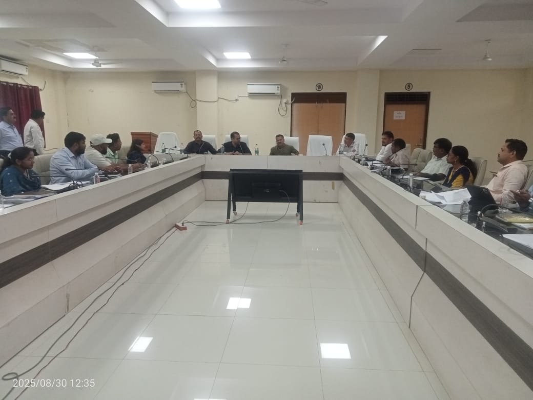 राजस्व प्रकरणों के त्वरित निराकरण हेतु समीक्षा बैठक कलेक्टर ने दिए आवश्यक दिशा-निर्देश निर्देश