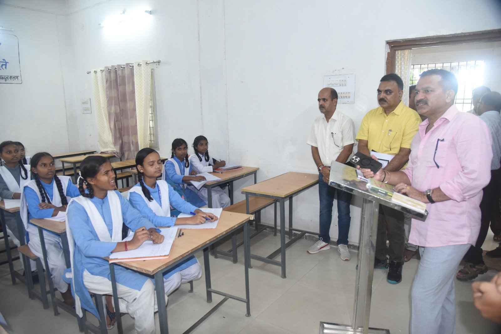 सरगुजा 30 पहुंचे कलेक्टर विलास भोसकर, बच्चों की पढ़ाई और सुविधाओं का लिया जायजा