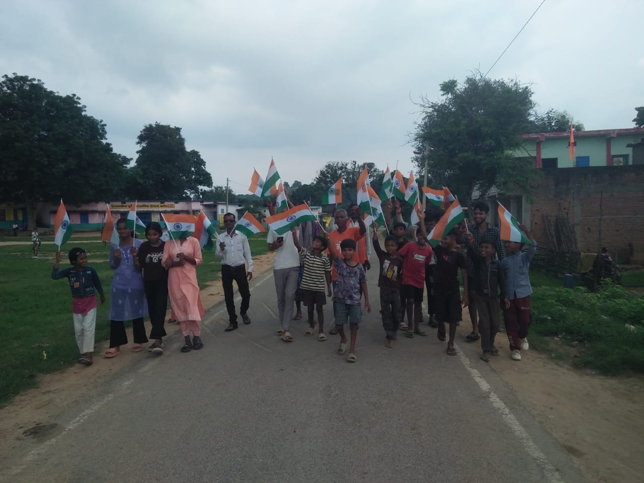 लखनपुर में ‘हर घर तिरंगा, हर घर स्वच्छता’ अभियान के द्वितीय चरण में निकाली गई तिरंगा यात्रा, स्वच्छता का दिलाया शपथ