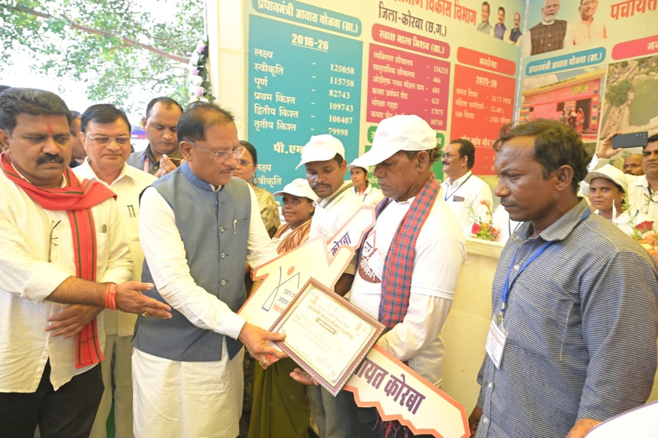 मुख्यमंत्री विष्णुदेव साय ने विभागीय स्टॉलों का अवलोकन किया कोरबा में विभिन्न योजनाओं से हितग्राहियों को किया लाभांवित