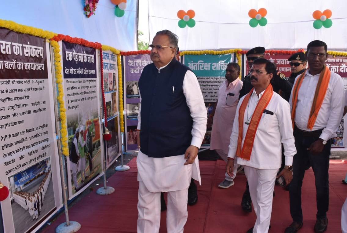 विधानसभा अध्यक्ष ने प्रधानमंत्री के जीवन पर आधारित जनसंपर्क विभाग की फोटो प्रदर्शनी का किया अवलोकन