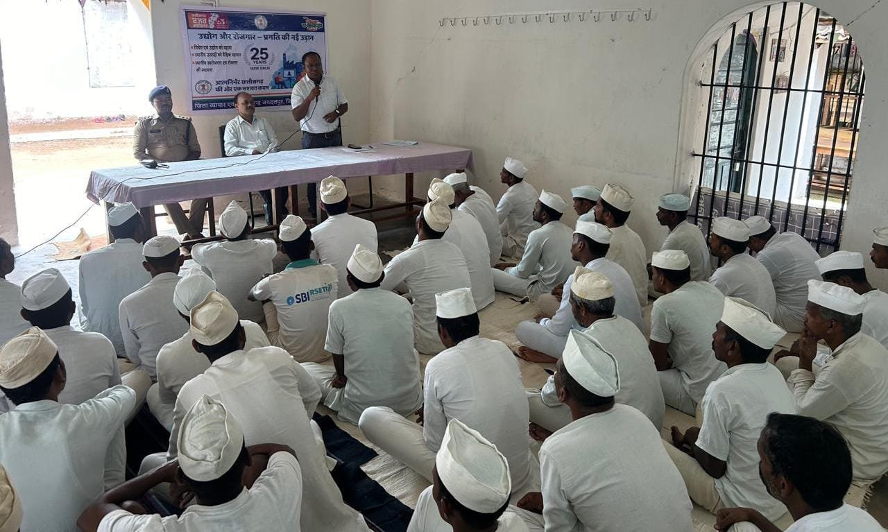 केंद्रीय जेल के बंदियों को दी गई स्वरोजगार संबंधी जानकारी