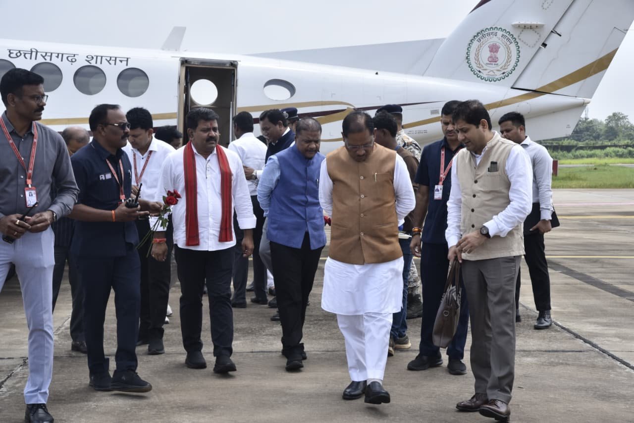 मुख्यमंत्री विष्णुदेव साय का जगदलपुर एयरपोर्ट में किया गया आत्मीय स्वागत