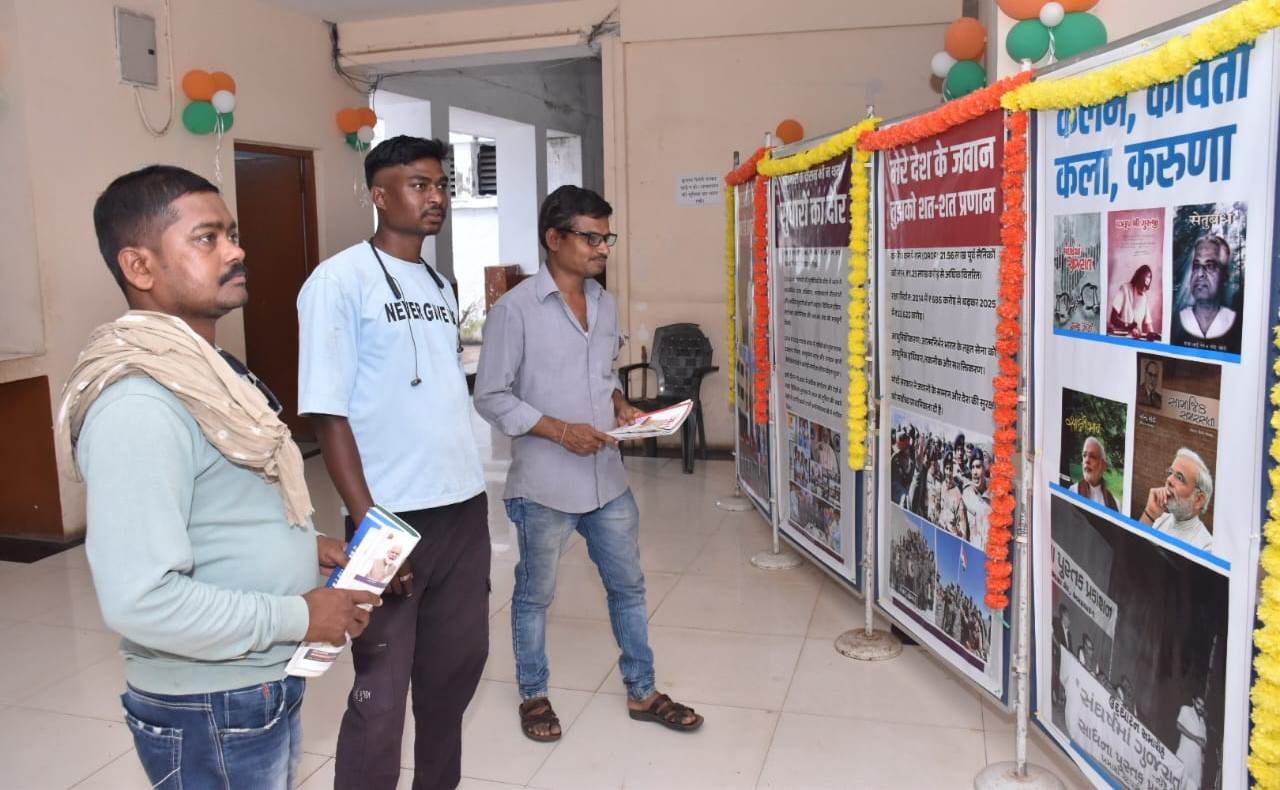 सेवा पखवाड़ा – जनसंपर्क विभाग द्वारा कलेक्टोरेट परिसर में प्रधानमंत्री के जीवन पर आधारित लगाई गई फोटो प्रदर्शनी