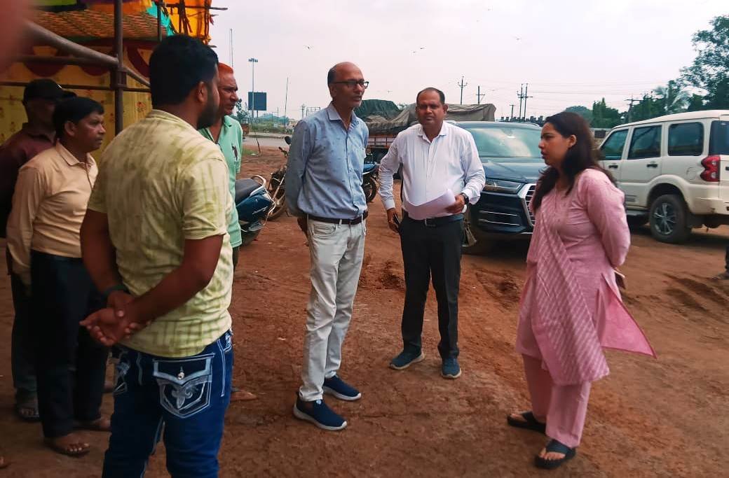 सीईओ जिला पंचायत ने डोंगरगढ़ मेले में शामिल होने वाले पदयात्रियों एवं श्रद्धालुओं की सुविधा के लिए पदयात्री मार्ग के सेवा पंडालों, यात्री प्रतीक्षालयों, पेयजल सहित अन्य व्यवस्था का लिया जायजा