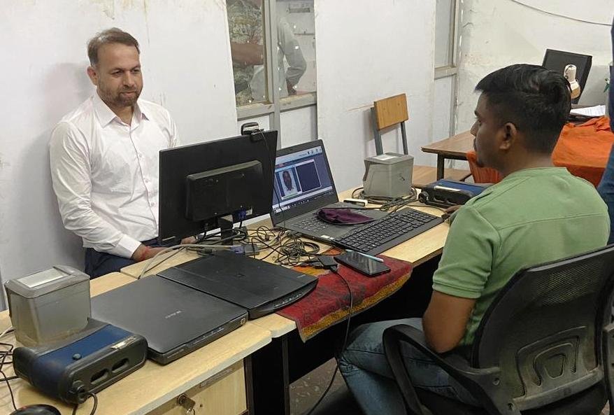 कलेक्टर ने आधार सेवा केन्द्र पहुंचकर कराया अपना आधार अपडेट