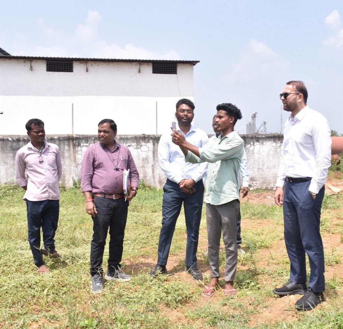 कलेक्टर ने ग्राम महराजपुर के खेत पहुंचकर डिजिटल क्रॉप सर्वे का किया औचक निरीक्षण