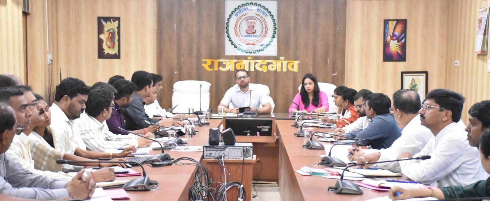 अटल मॉनिटरिंग पोर्टल के मापदण्डों के अनुरूप सभी विभाग शासन की योजनाओं के क्रियान्वयन के लिए करें प्रभावी कार्य : कलेक्टर