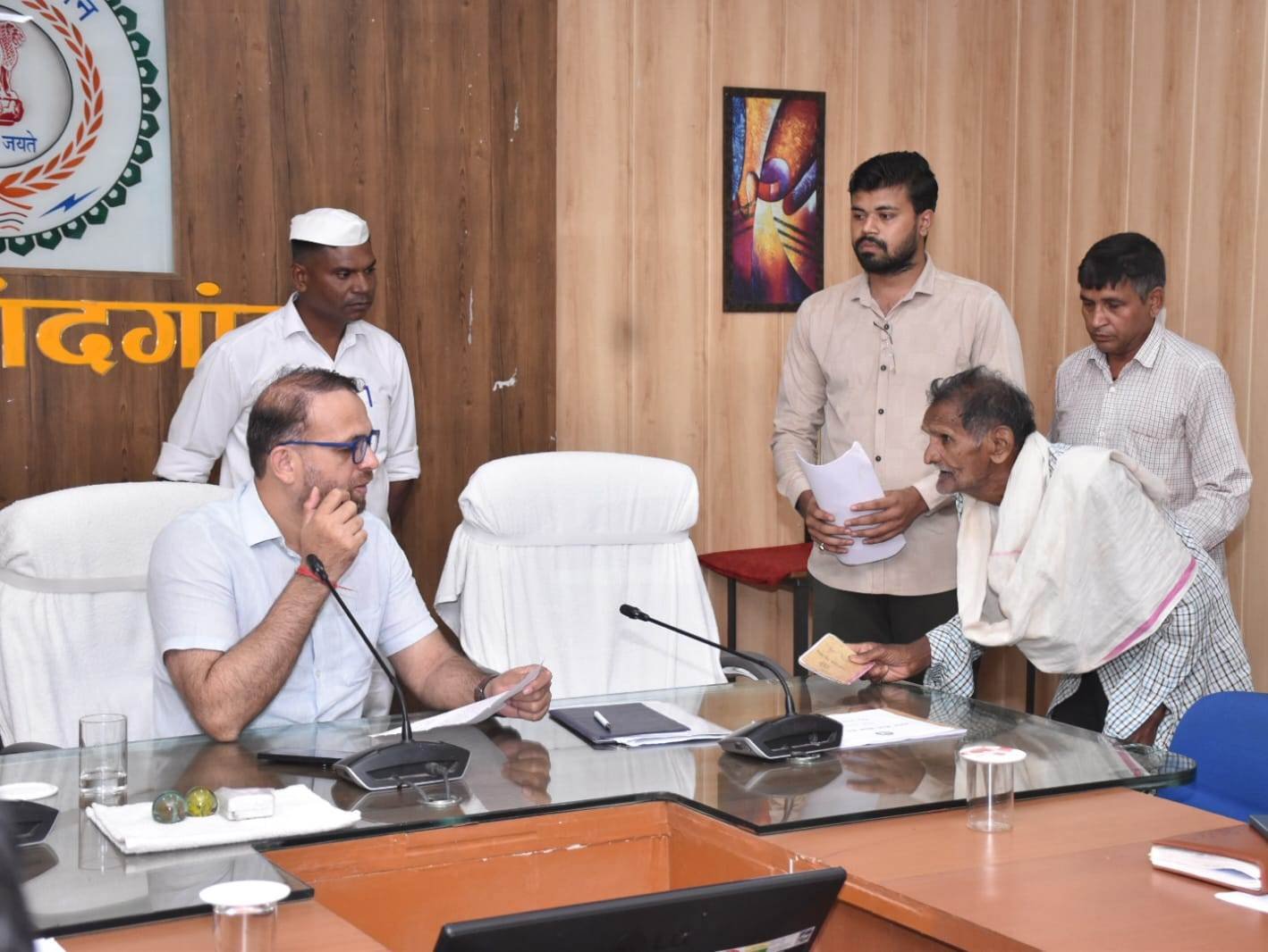 कलेक्टर ने जनदर्शन में पहुंचे जनसामान्य की सुनी शिकायत एवं समस्याएं