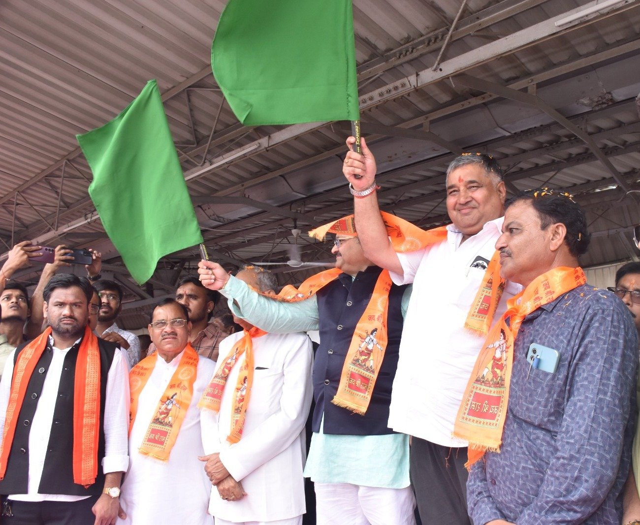 पर्यटन मंत्री राजेश अग्रवाल ने श्री रामलला दर्शन अयोध्या धाम योजना अंतर्गत दुर्ग एवं बस्तर संभाग के 650 तीर्थ यात्रियों को हरी झंडी दिखाकर स्पेशल ट्रेन से किया रवाना