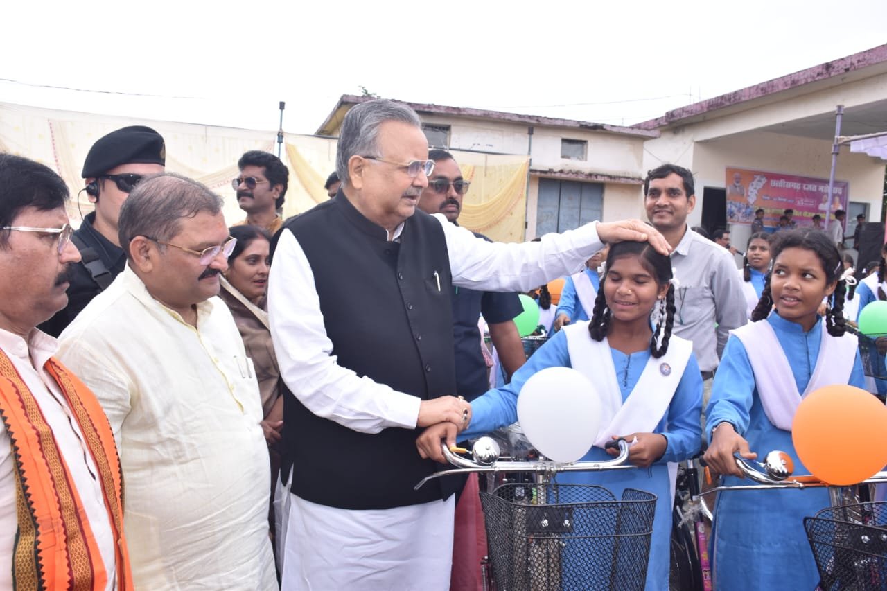 छत्तीसगढ़ रजत महोत्सव – विधानसभा अध्यक्ष ने 63 बालिकाओं को सरस्वती सायकल योजना अंतर्गत किया नि:शुल्क सायकल वितरण