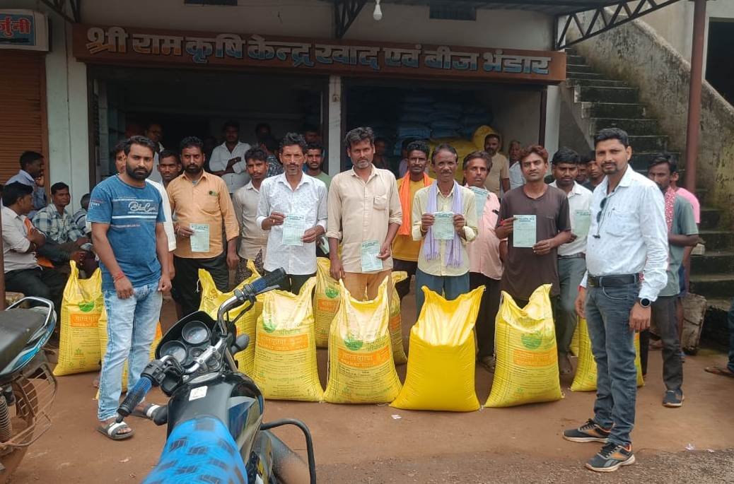 जिले के किसानों के लिए उर्वरक आपूर्ति करने वाले कंपनियों से समन्वय कर जिले में खाद की उपलब्धता एवं भंडारण हेतु लगातार किए जा रहे कार्य