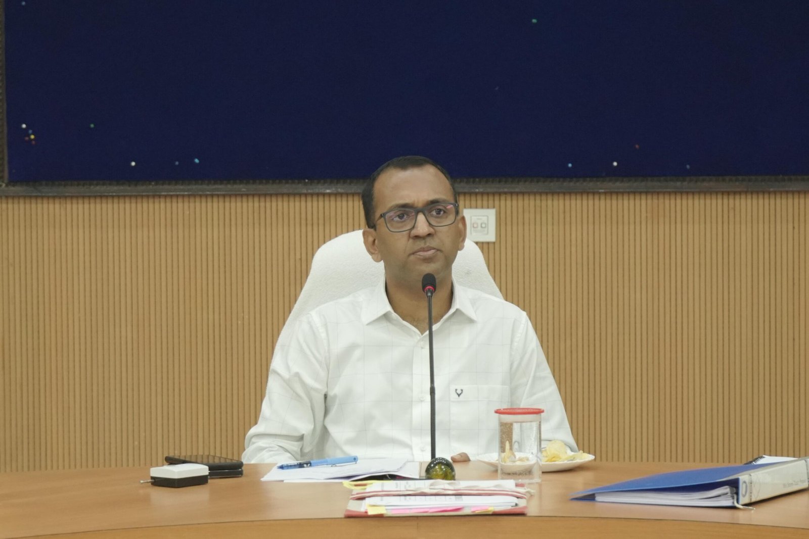 कलेक्टर की अध्यक्षता में राजस्व अधिकारियों की हुई समीक्षा बैठक