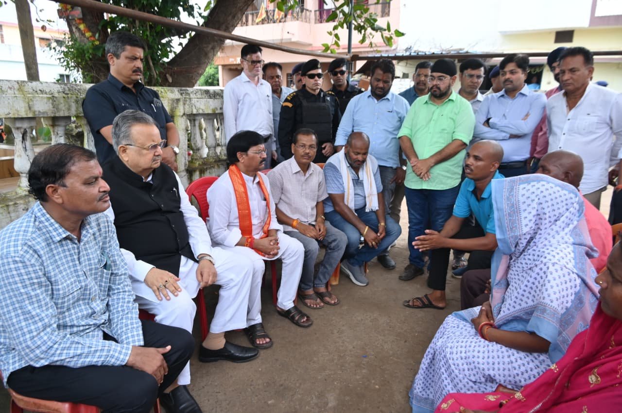 विधानसभा अध्यक्ष ने बजरंगपुर-नवागांव प्रकरण में पीडि़त परिवारों से मुलाकात की और उन्हें सांत्वना दी
