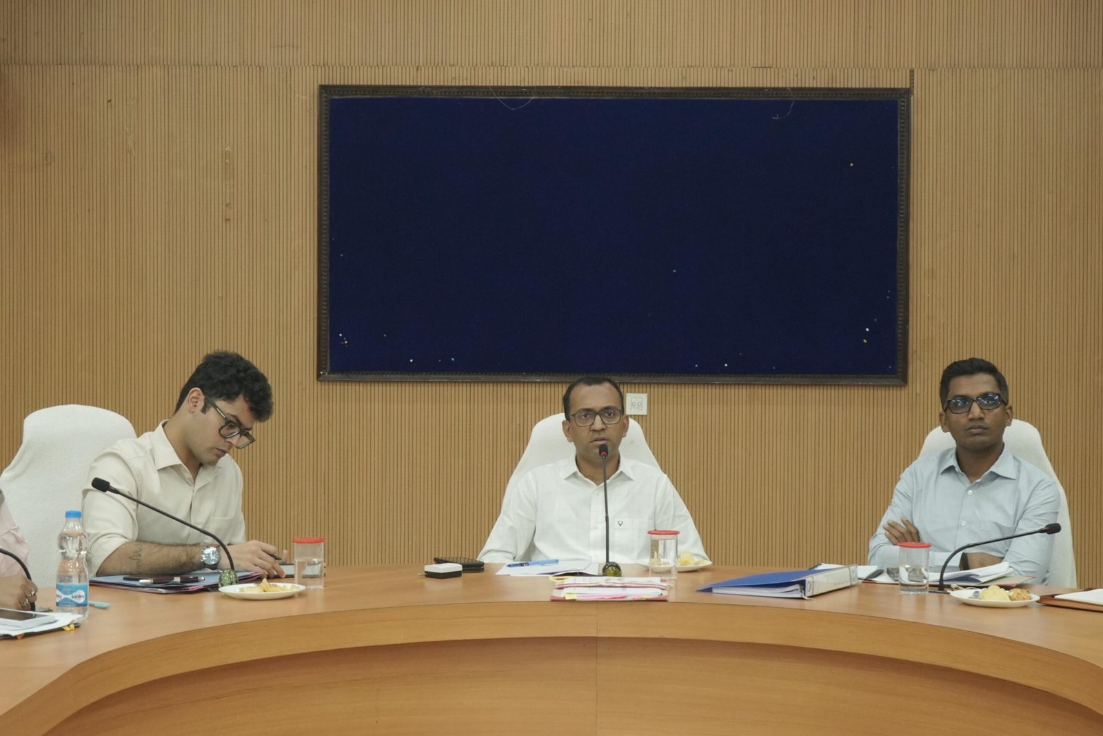 कलेक्टर ने खाद्यान्न वितरण की सुचारू व्यवस्था हेतु  अधिकारियों की ली बैठक