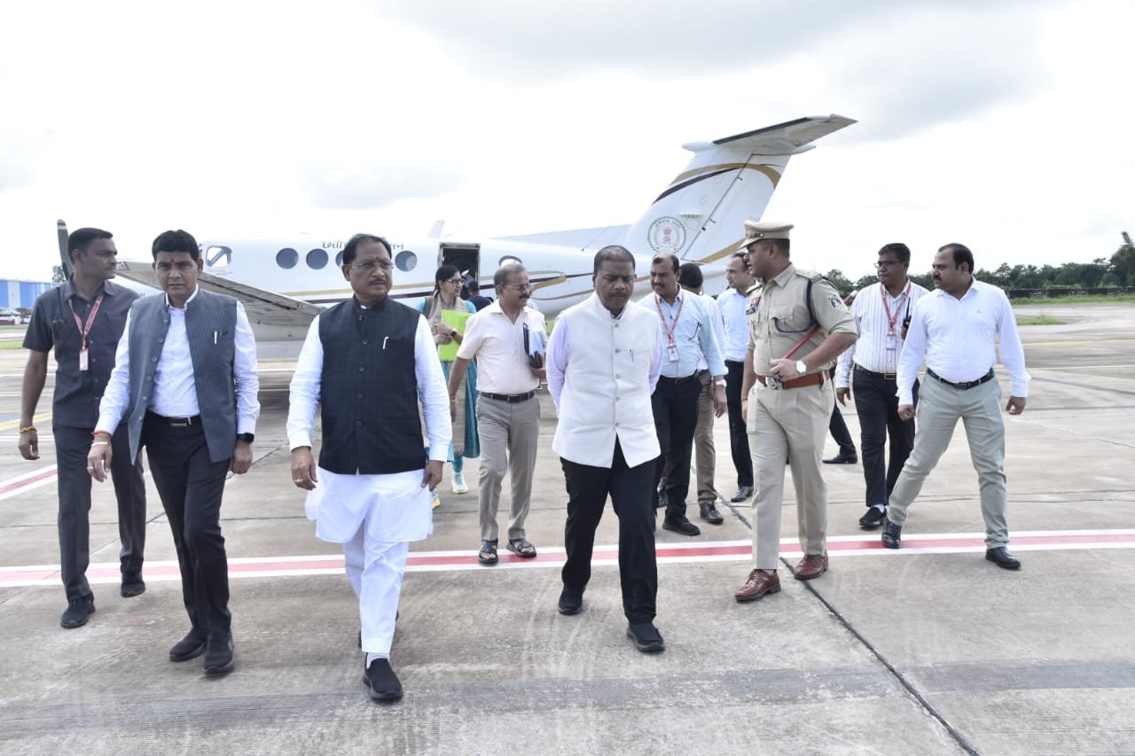 मुख्यमंत्री विष्णुदेव साय का जगदलपुर एयरपोर्ट में किया गया आत्मीय स्वागत