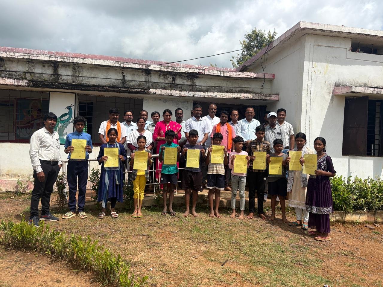 मांदर में बाढ़ पीड़ितों को मिली राहत प्रशासन और समाजसेवियों ने मिलकर की मदद