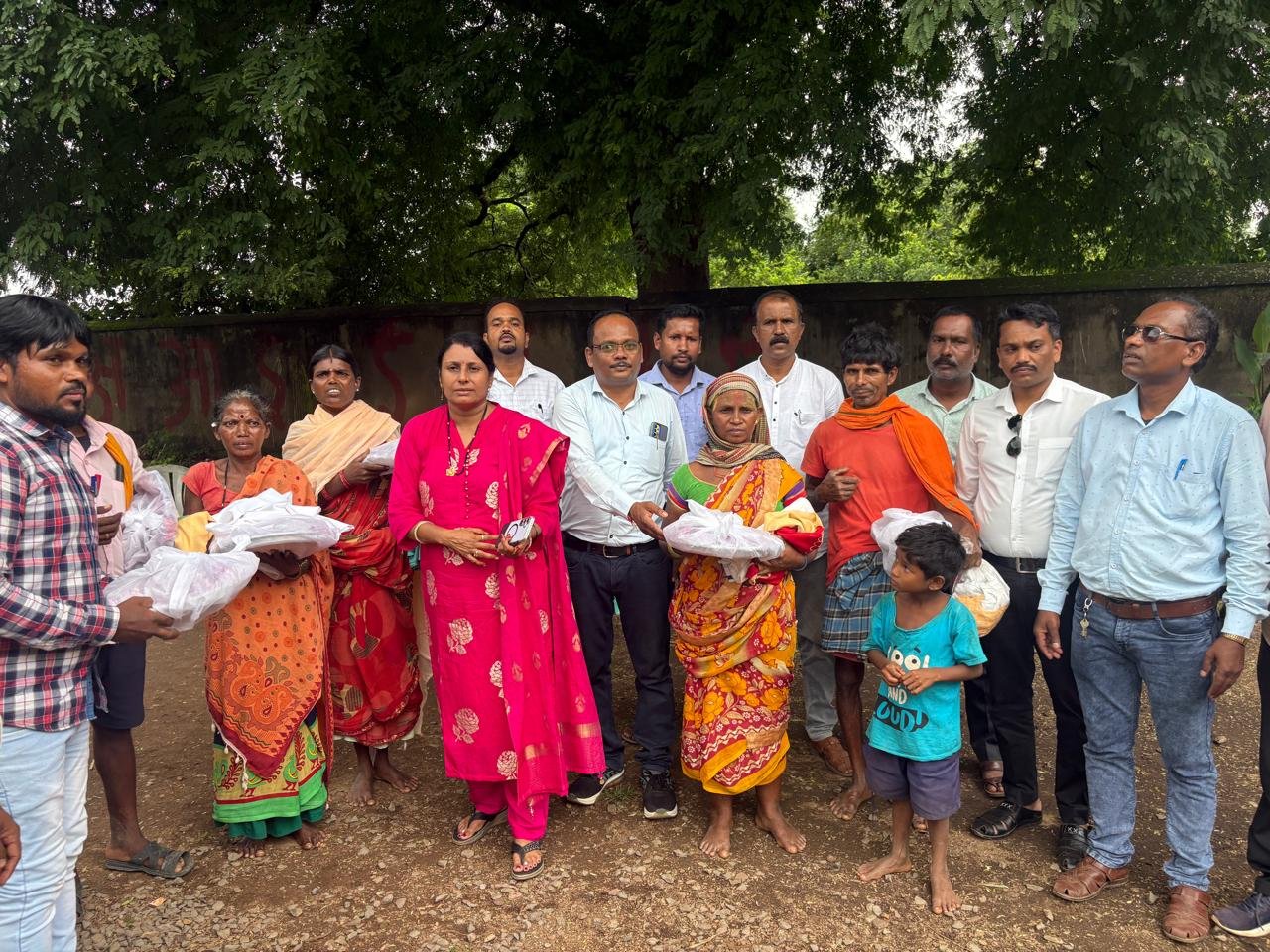 बाढ़ प्रभावित पारापुर प्राथमिक शाला के बच्चों को मिली राहत शिक्षा विभाग द्वारा किया गया आवश्यक सामग्री का वितरण