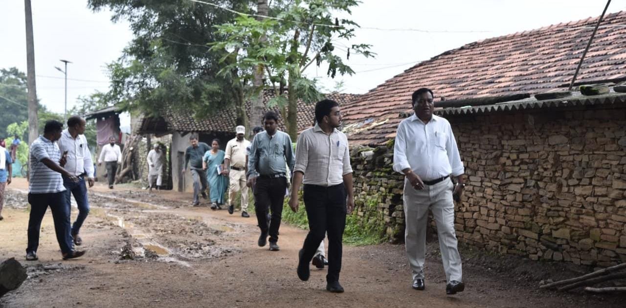 कमिश्नर बस्तर श्री डोमन सिंह ने बकावण्ड ब्लॉक के अतिवृष्टि प्रभावित गांव सिदावण्ड का लिया जायजा
