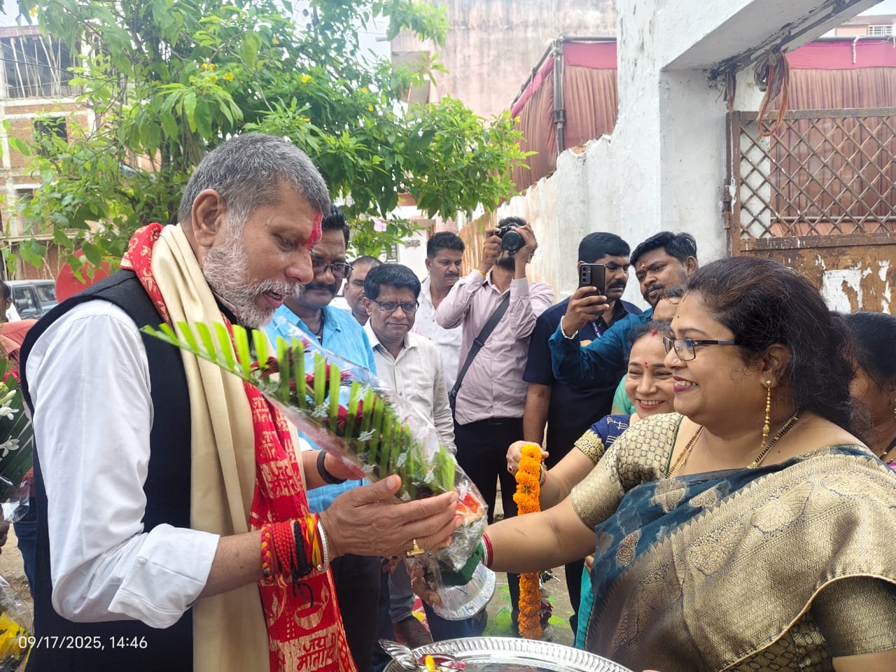 विधायक किरण देव ने अपने जन्मदिन पर पूर्व माध्यमिक शाला भैरमगंज के बच्चों को दिया न्यौता भोज