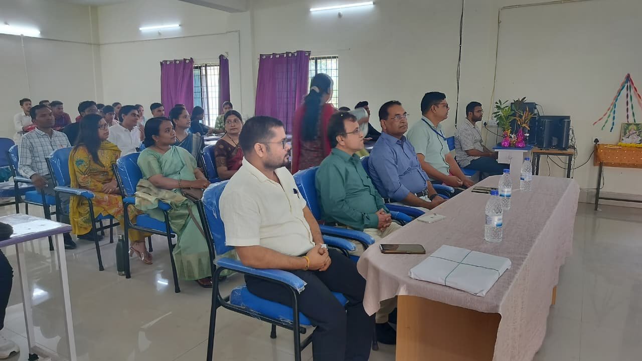 अंतर-महाविद्यालयीन क्विज, समूह चर्चा एवं भाषण प्रतियोगिता में छात्र-छात्राओं ने उत्साहपूर्वक लिया हिस्सा