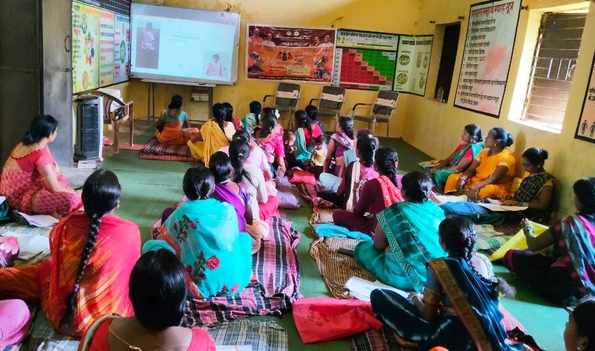 बस्तर की दीदियों ने सुना ’’दीदी के गोठ’’ का विशेष प्रसारण