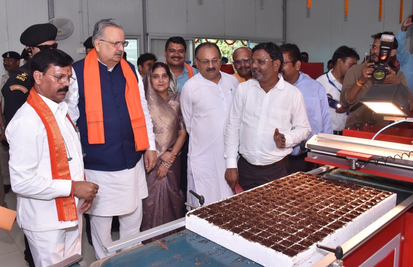 विधानसभा अध्यक्ष ने शासकीय उद्यान रोपणी पेण्ड्री में ऑटोमेटिक वेजीटेबल सीडलिंग यूनिट का किया अवलोकन