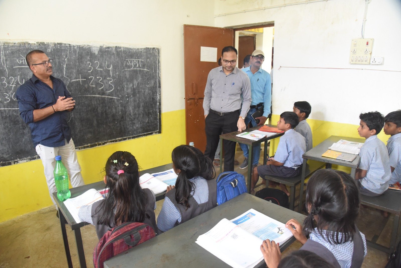 कलेक्टर एवं जिला पंचायत सीईओ ने स्कूलों एवं छात्रावासों का किया औचक निरीक्षण