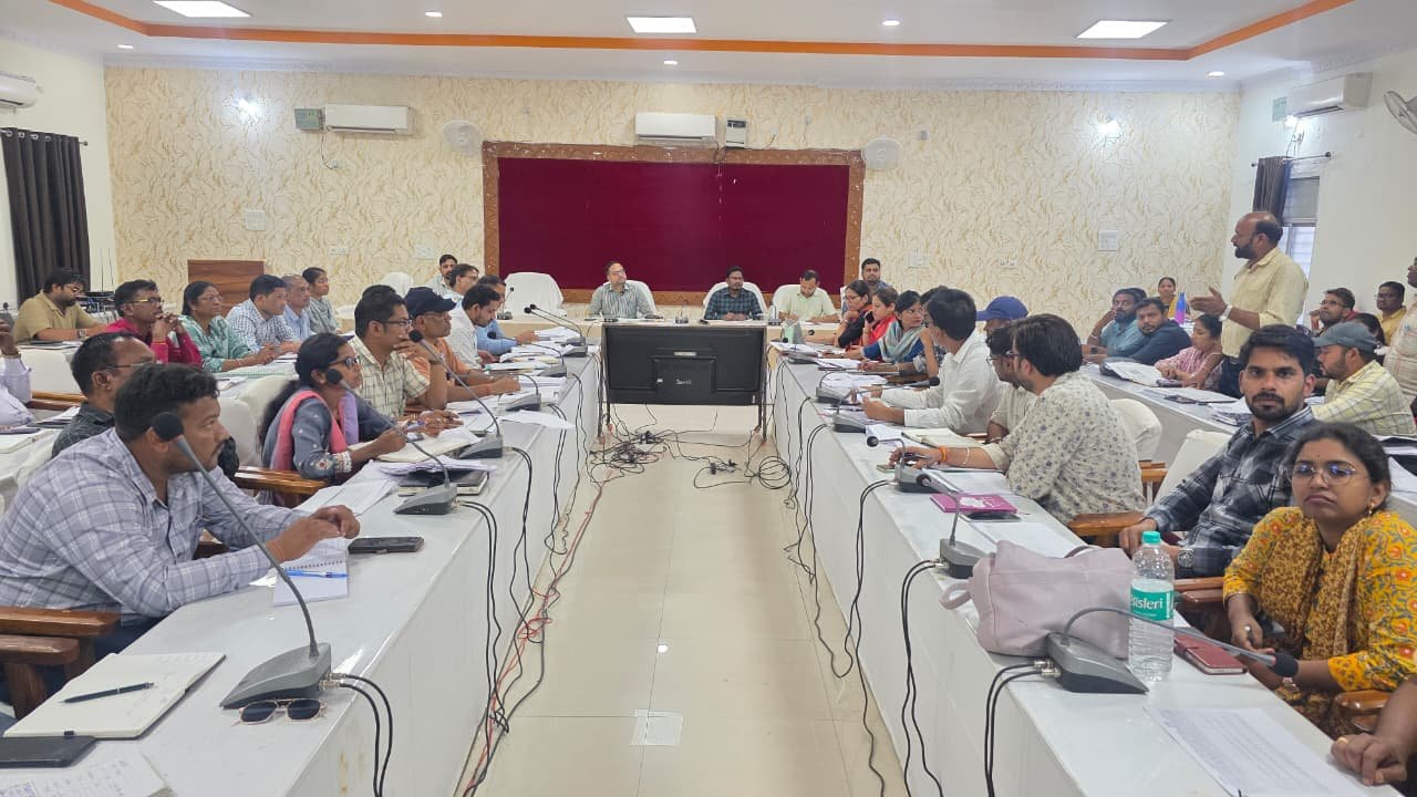 प्रधानमंत्री आवास योजना के बेहतर क्रियान्वयन हेतु जिला पंचायत सीईओ ने ली समीक्षा बैठक