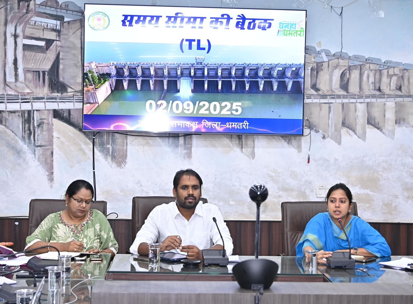 कलेक्ट्रेट सभाकक्ष में समय-सीमा बैठक : ई-ऑफिस प्रणाली अपनाने पर कलेक्टर का जोर’