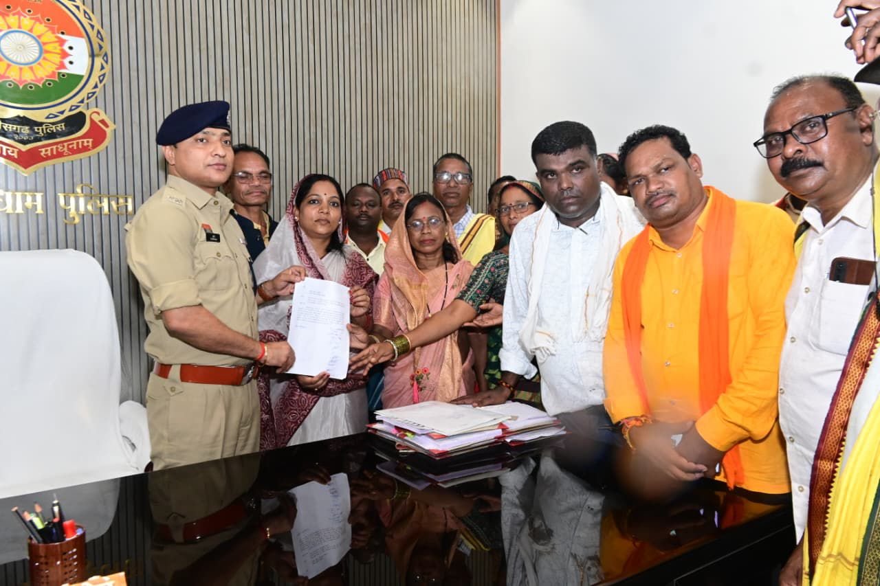 मुख्यमंत्री के अपमान के विरोध में आदिवासी समाज का आक्रोश – ज्ञापन सौंप कर 24 घंटे में कार्रवाई की मांग