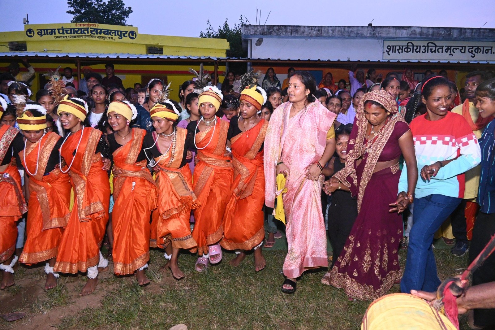 महिला एवं बाल विकास मंत्री राजवाड़े संबलपुर में करमा तिहार उत्सव में शामिल हुईं