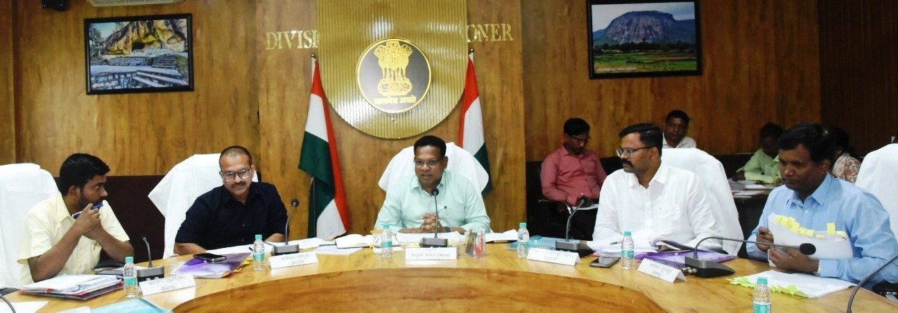 सरगुजा संभागायुक्त नरेन्द्र कुमार दुग्गा ने जिला कलेक्टरों की समीक्षा बैठक ली
