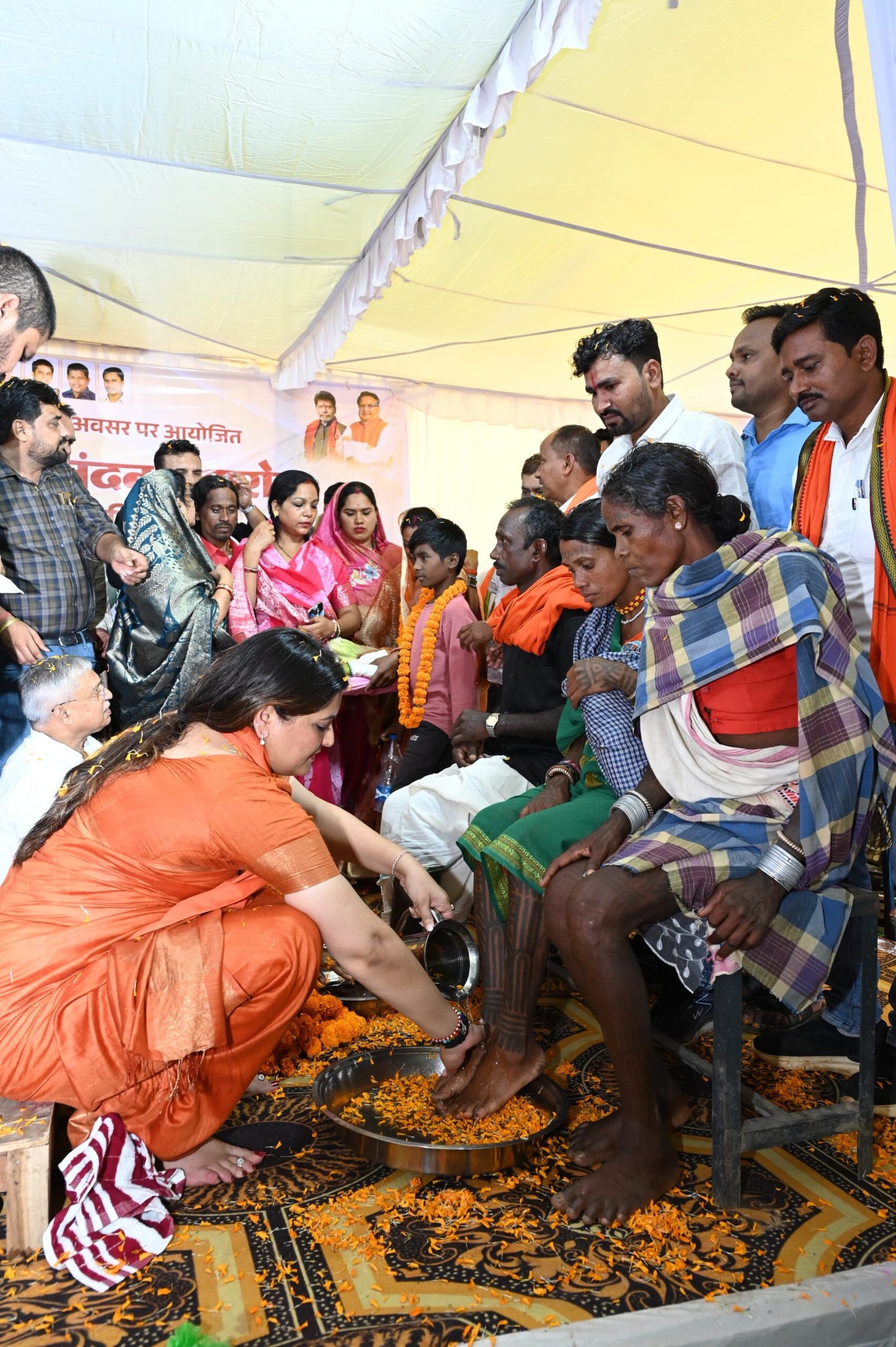 धर्मांतरण पर प्रहार, घर वापसी से मिली नई राह, पंडरिया विधायक भावना बोहरा के प्रयासों से वनांचल के 70 से अधिक लोगों ने की अपने मूल धर्म में वापसी, विधायक ने पैर पखारकर किया अभिनंदन