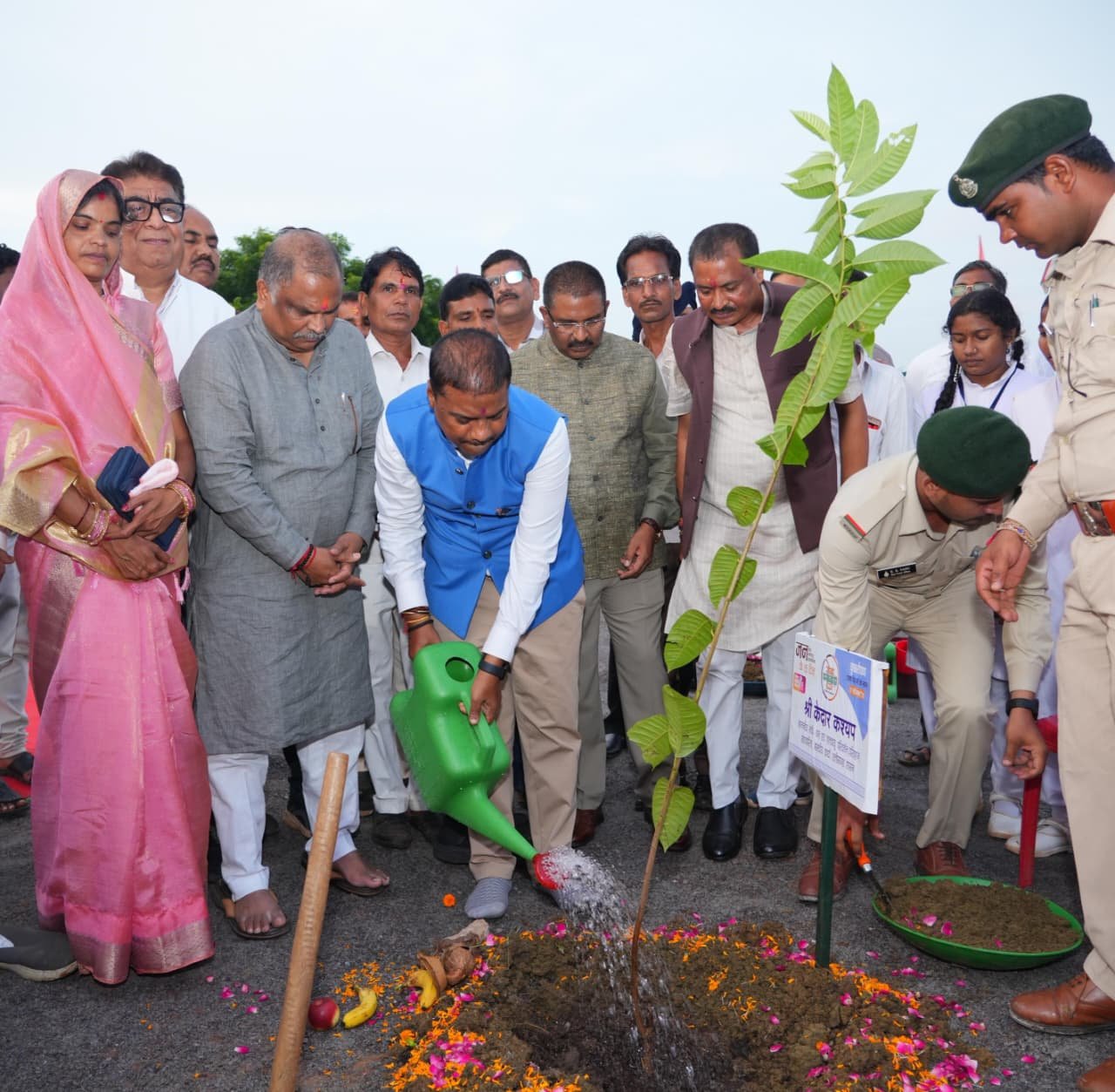 वन मंत्री केदार कश्यप ने आज ट्रिपल आईटी परिसर नवा रायपुर में किया वृक्षारोपण