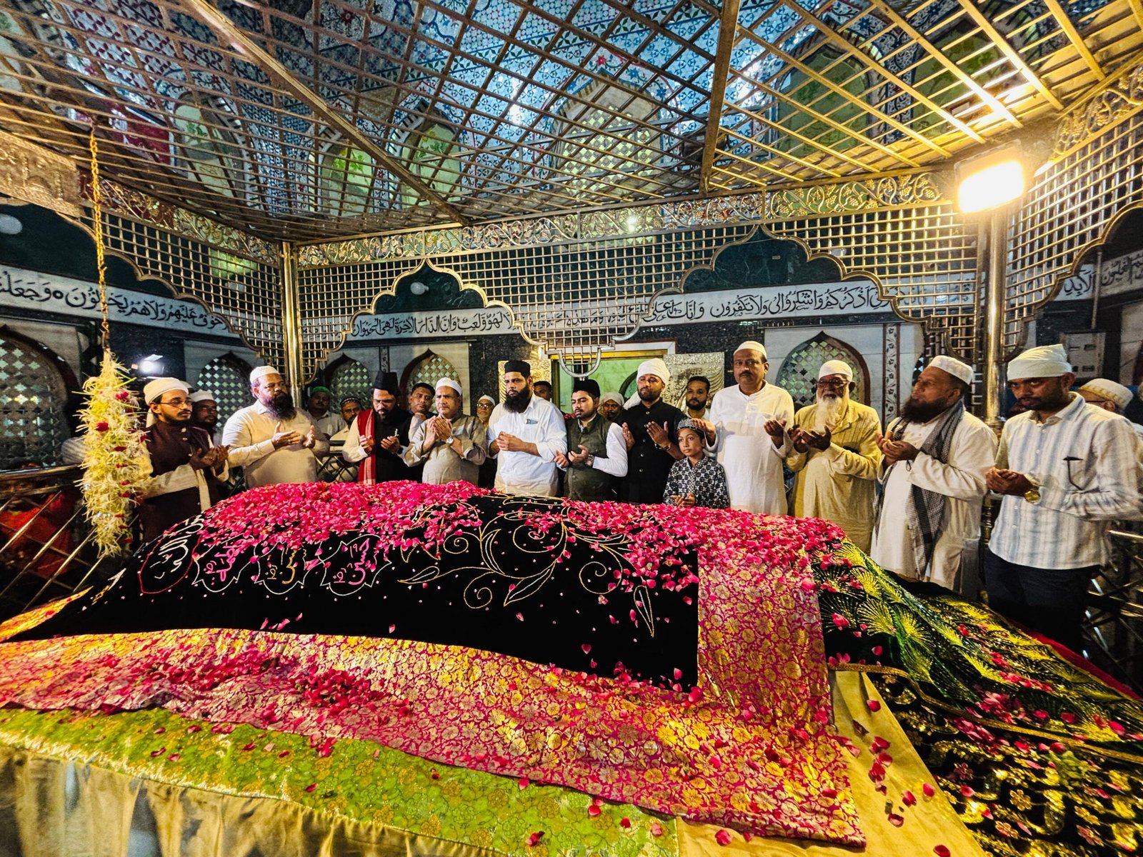 प्रधानमंत्री नरेंद्र मोदी के जन्मदिवस पर मुस्लिम राष्ट्रीय मंच ने दरगाह में चढ़ाई चादर, की लंबी उम्र और स्वस्थ जीवन की दुआ