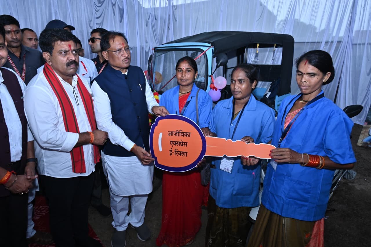 मुख्यमंत्री विष्णुदेव साय ने किया विभागीय स्टॉलों का निरीक्षण, हितग्राहियों को वितरित किए चेक व प्रमाण पत्र