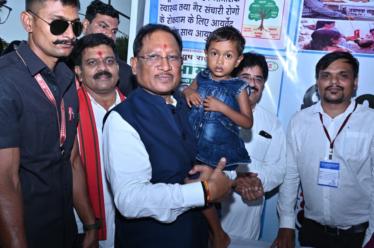 मुख्यमंत्री ने प्रीति बिटिया को किया दुलार, कराया स्वर्ण प्राशन