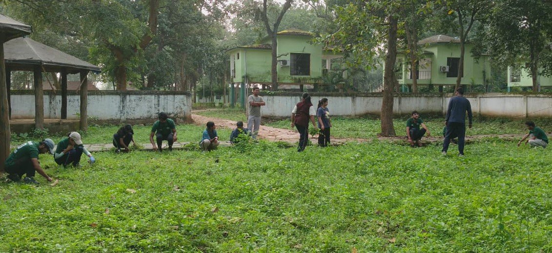सेवा पखवाड़ा के अंतर्गत बारनवापारा में स्वच्छता एवं वृक्षारोपण कार्यक्रम