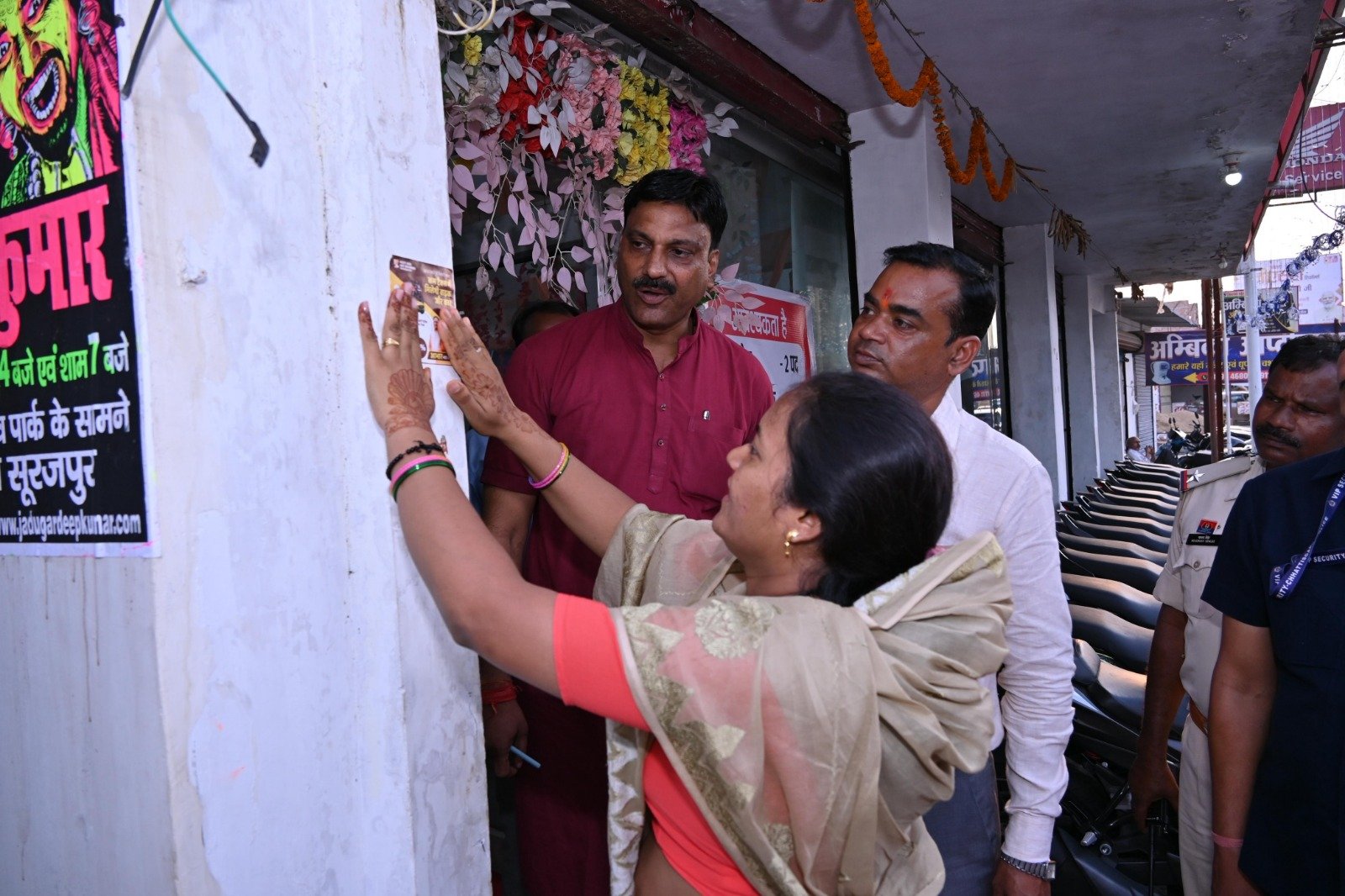 सूरजपुर की दुकानों में ग्राहकों से की सीधी बातचीत, जागरूकता के लिए लगाए गए स्टीकर