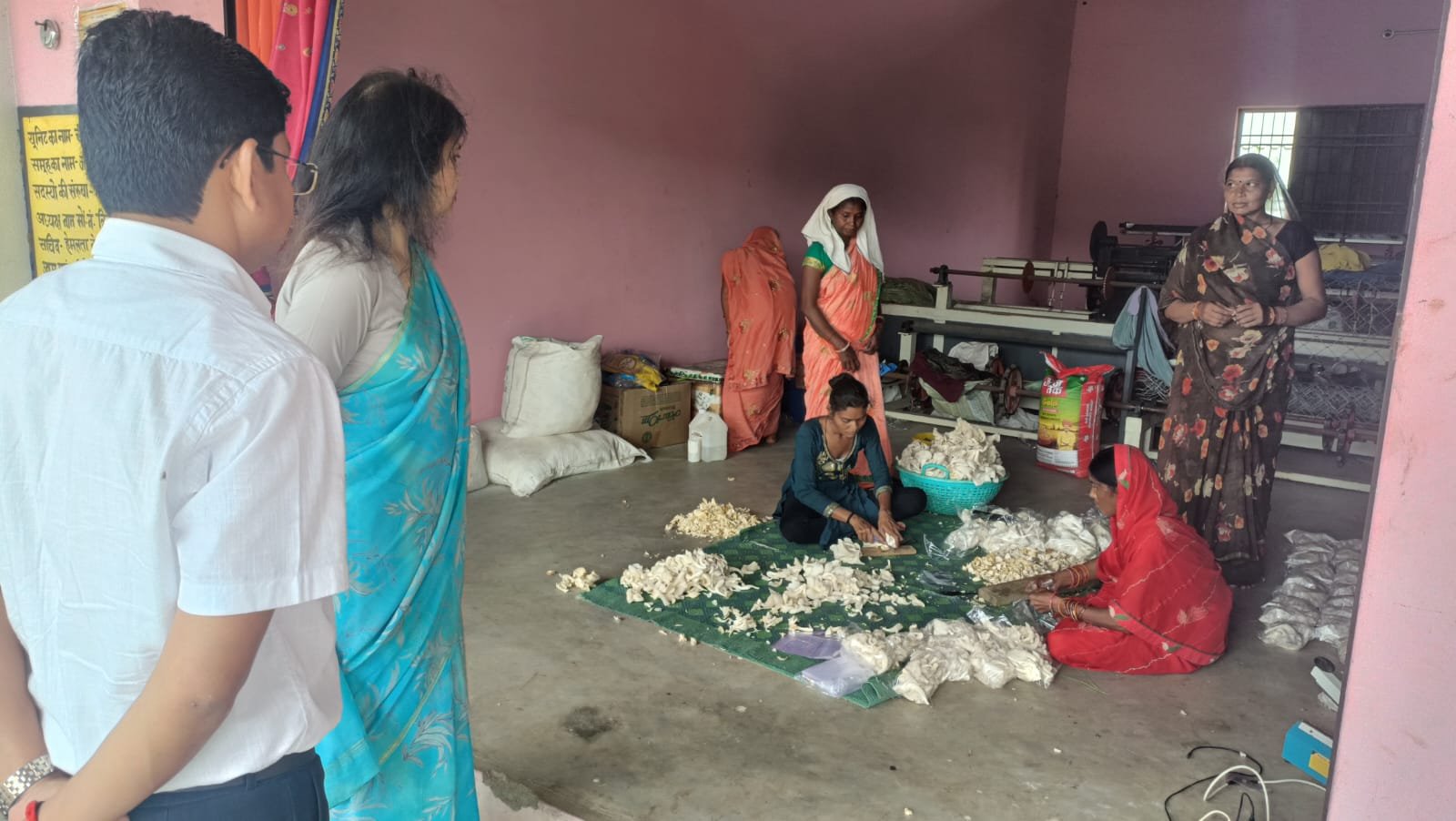 प्रमुख सचिव बारिक ने किया मशरूम इकाई का निरीक्षण, ग्रामीण महिलाओं की आजीविका को सराहा