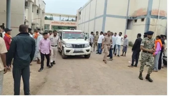 जिला मुख्यालय में कार में आदिवासी युवती से सामूहिक दुष्कर्म