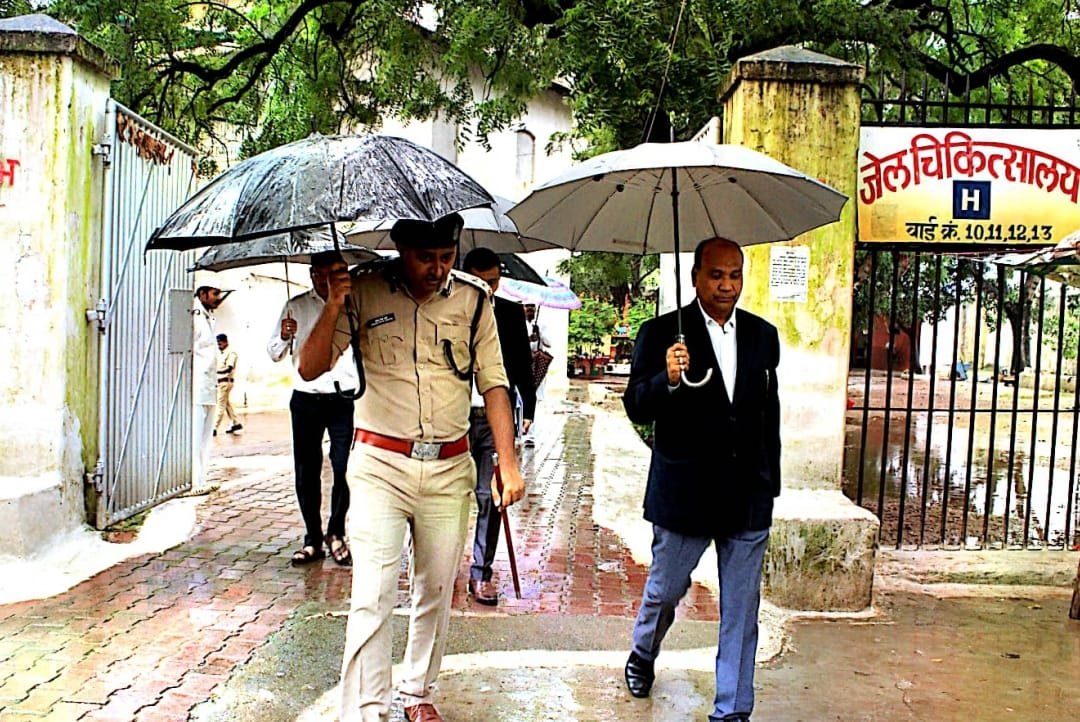 प्रधान जिला एवं सत्र न्यायाधीश ने वर्षा के बीच भी केंद्रीय जेल का किया औचक निरीक्षण