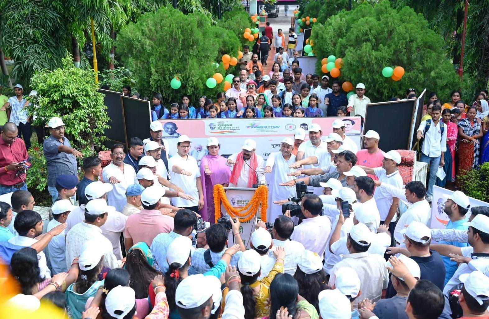 उप मुख्यमंत्री अरुण साव और अधिकारियों ने किया श्रमदान