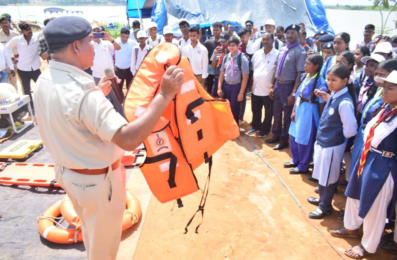 मयाली नेचर कैंप एवं ईब नदी पर बाढ़ आपदा से बचाव एवं राहत कार्यों के मॉक ड्रिल का हुआ आयोजन