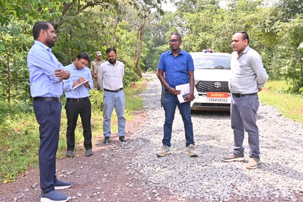 ग्रामीण सड़क निर्माण का कलेक्टर ने किया निरीक्षण