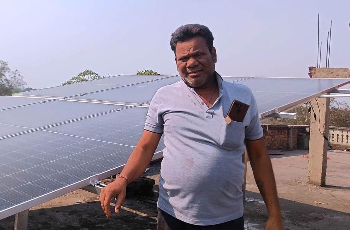 छत पर सोलर, घर में उजाला और जेब में बचत : नेत्रनंद प्रधान