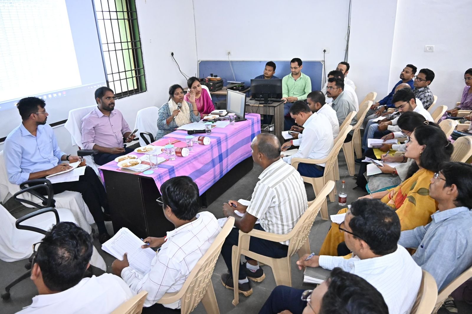 कलेक्टर मिश्रा ने की राजस्व अमले की समीक्षा, डिजिटल क्रॉप सर्वे व धान उपार्जन की तैयारी पर दिया जोर