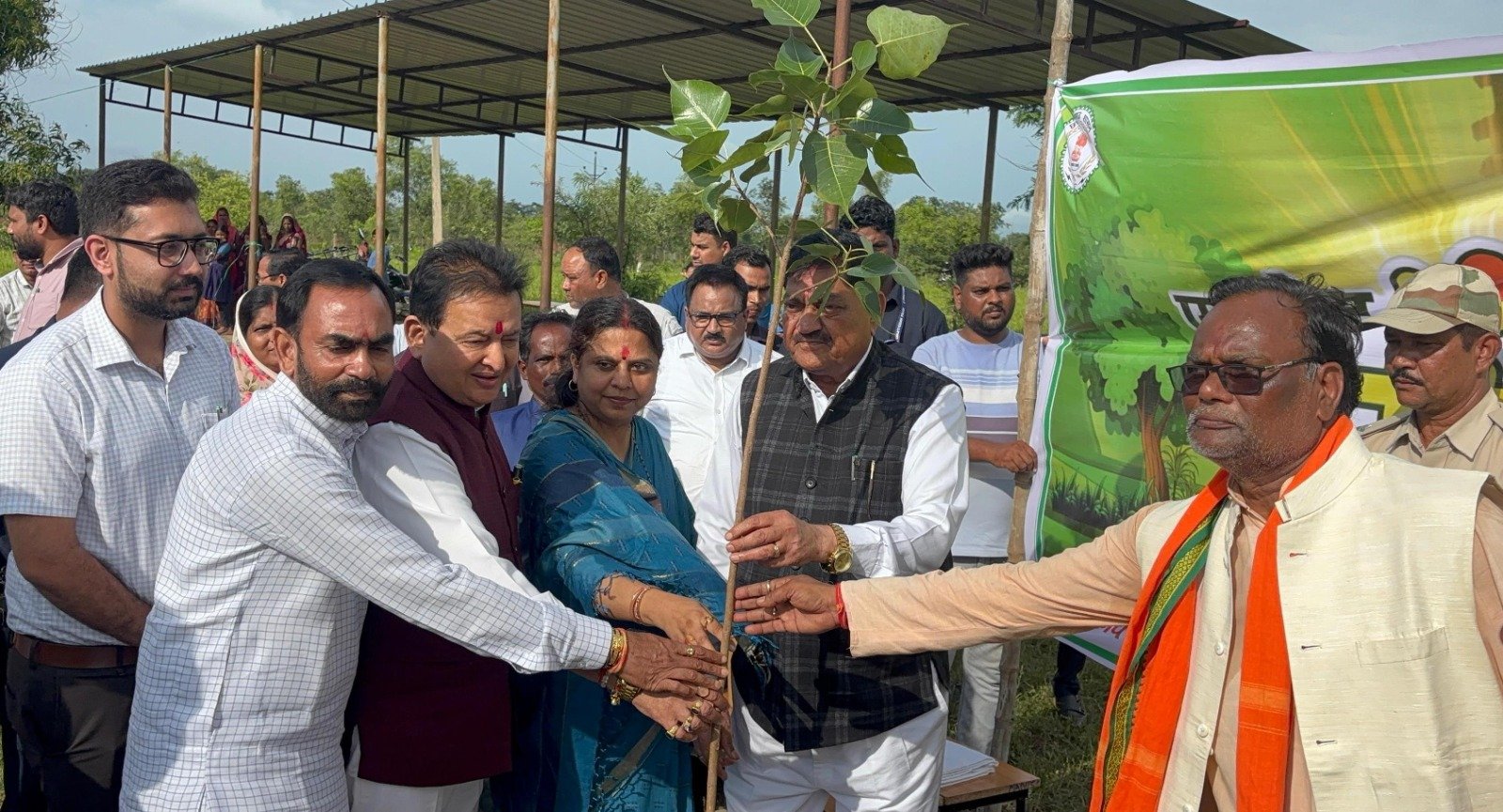 खाद्य मंत्री दयालदास बघेल वृक्षारोपण और सायकल वितरण कार्यक्रम में हुए शामिल